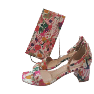 "Sandalia de tacón medio con estampado de flores  y bolso tipo sobre a juego.